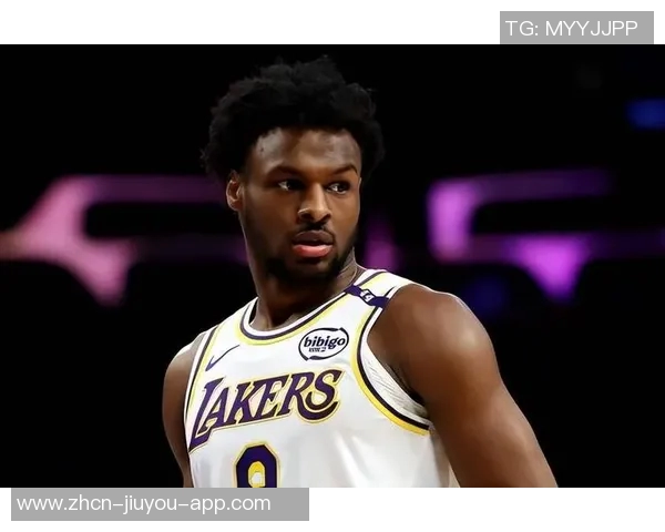 布朗尼坦言上场机会有限期待通过努力防守赢得更多信任与时间